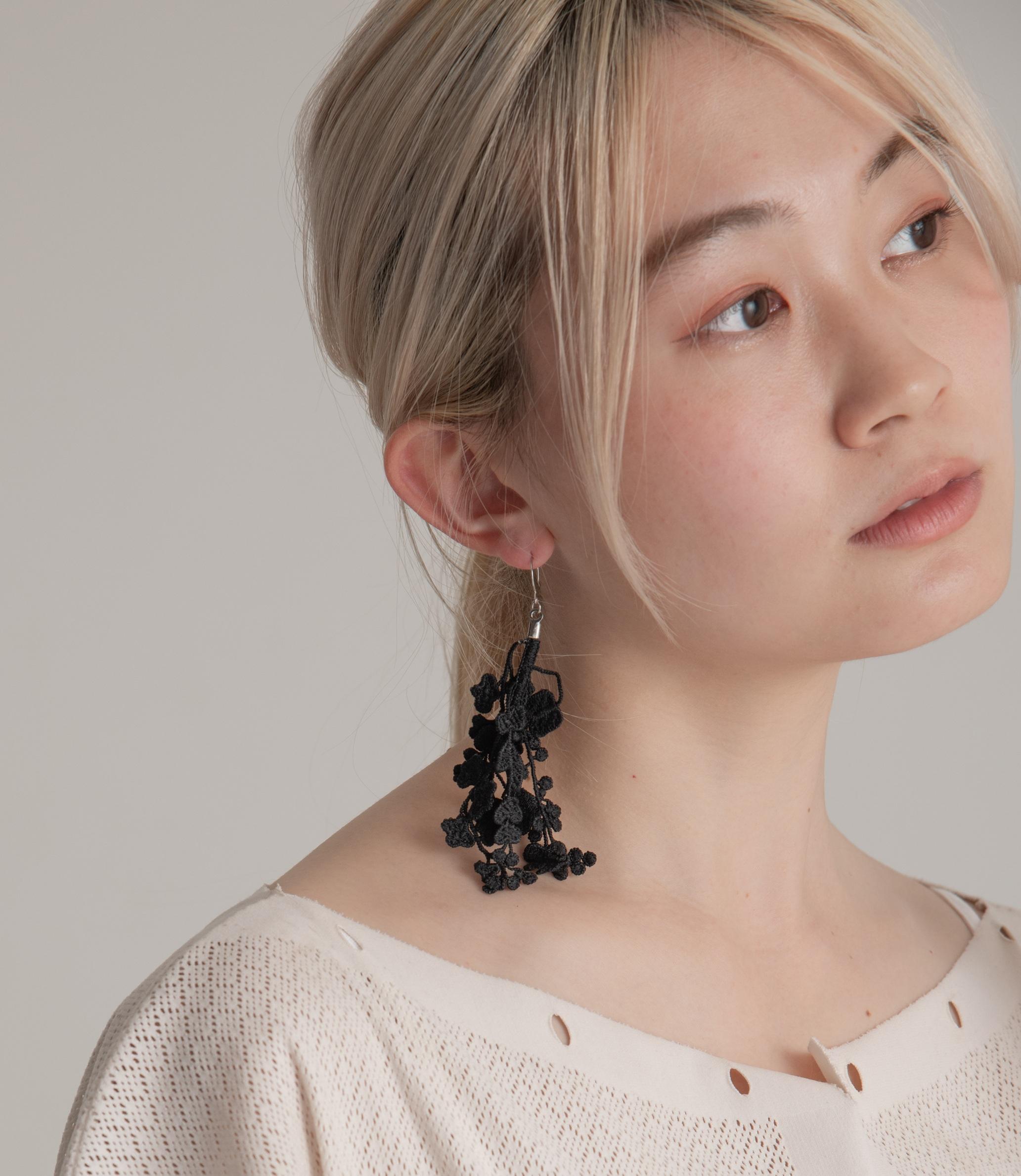 【限定2個】レースプランツピアス・イヤリング黒(葉の雫004-PAS)葉の雫シリーズ1枚目の画像